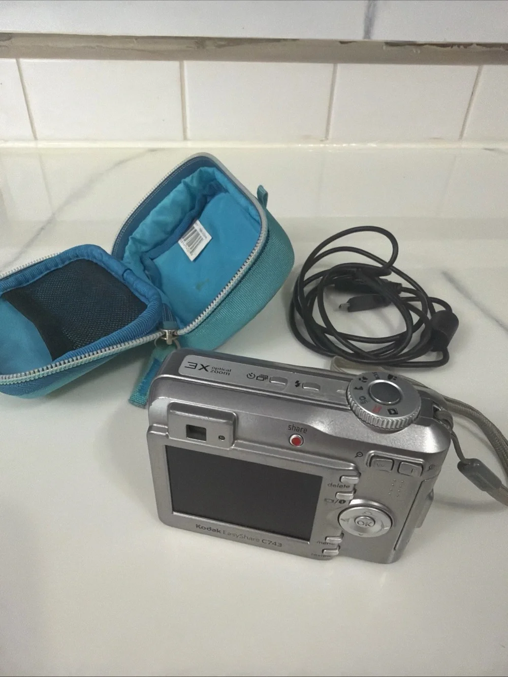 Kodak Silver Point-and-Shoot Digital Camera with Teal Case Does Not Work